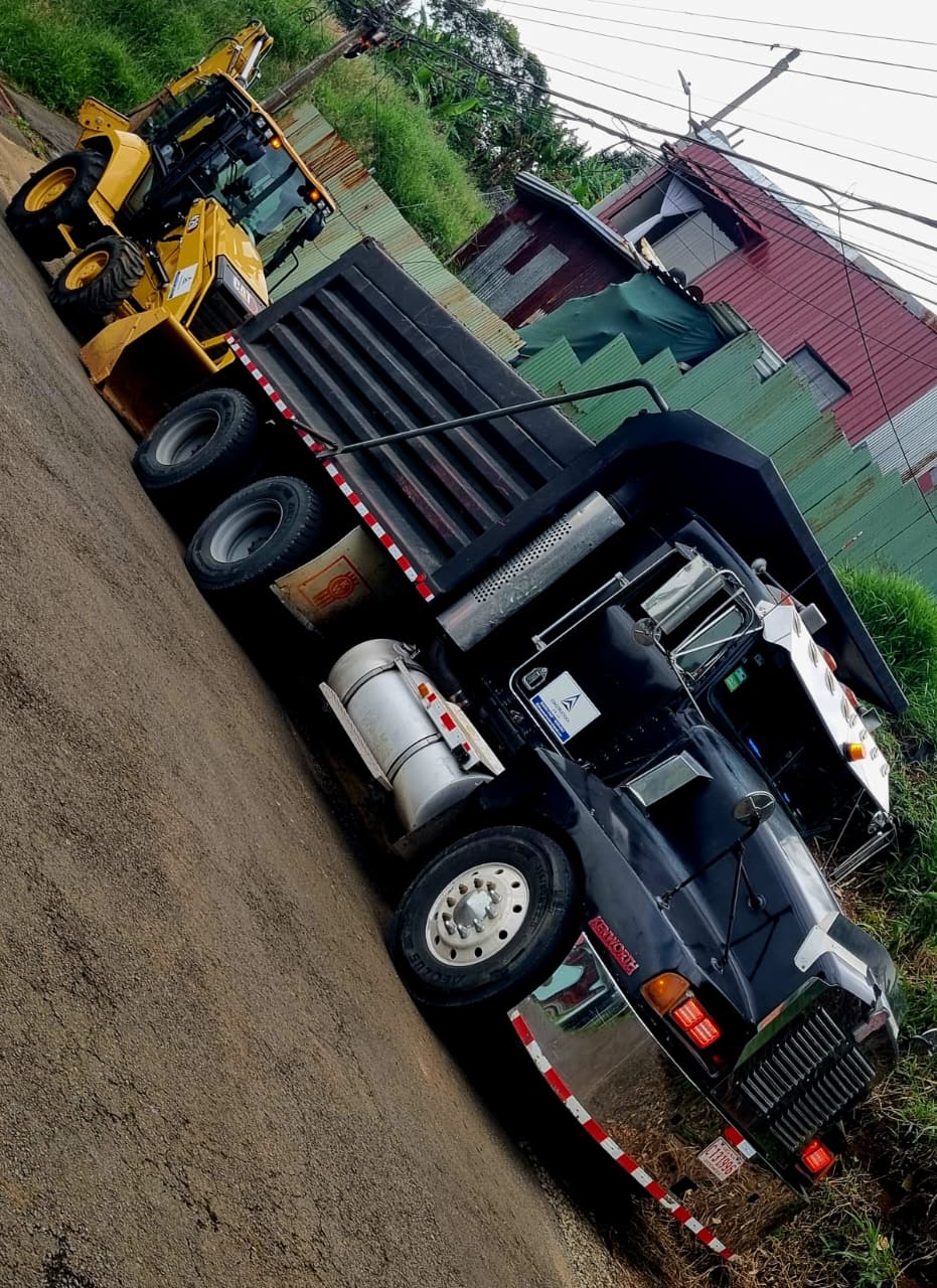 Vagoneta cargando maquinaria